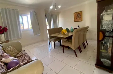 Sala de jantar com mesa e cristaleira