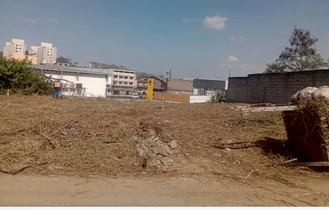 Terreno vazio com muro de blocos na lateral