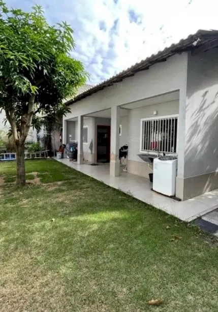 Casa com varanda coberta e quintal gramado
