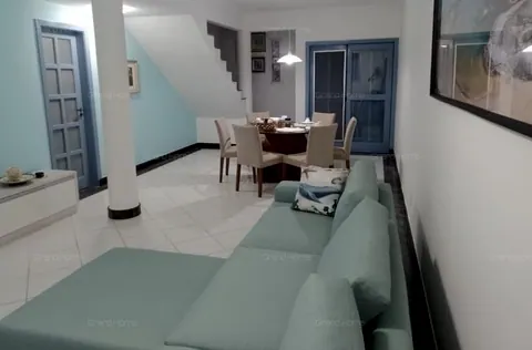 Sala de estar integrada à sala de jantar
