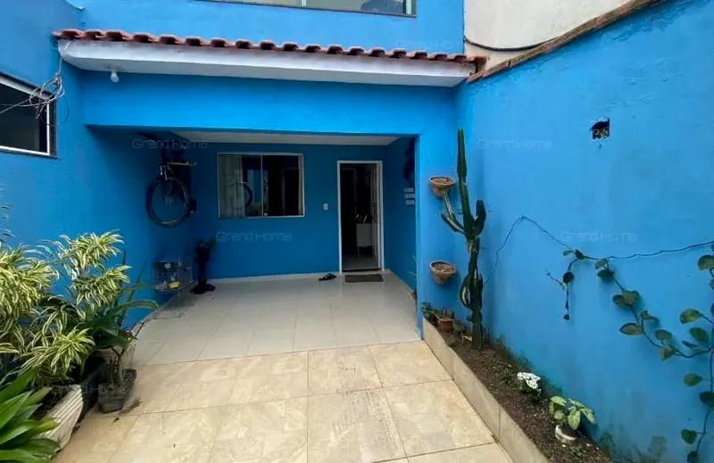 Área externa na frente da casa, com plantas