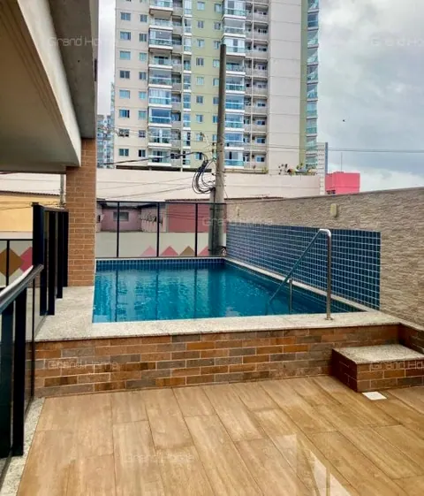Piscina do condomínio com piso amadeirado