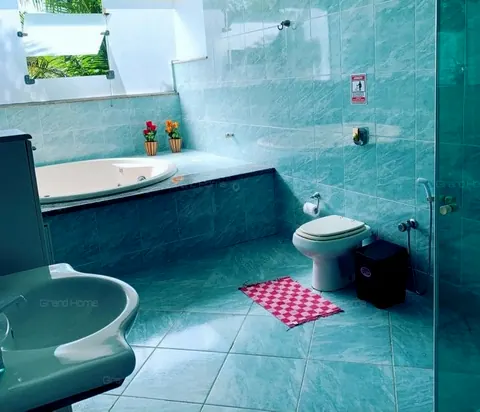 Banheiro com banheira de hidromassagem