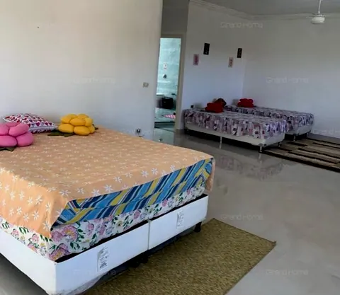 Quarto amplo com cama de casal e duas de solteiro