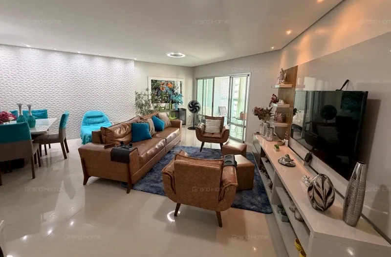 Sala ampla com sofá de couro, tapete azul e porta para a varanda