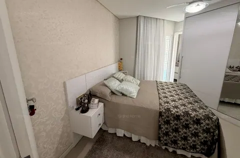 Quarto de casal com papel de parede e armário com espelho