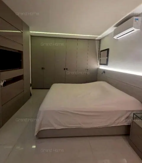 Suíte com armários e ar-condicionado