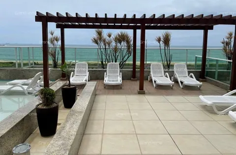 Solário com pergolado e vista para o mar