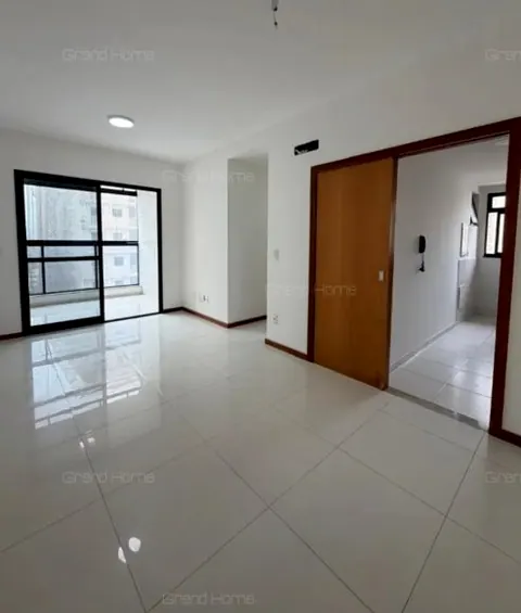 Sala com a porta da varanda