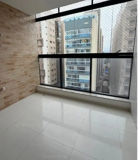 Quarto com parede de tijolinho e janela